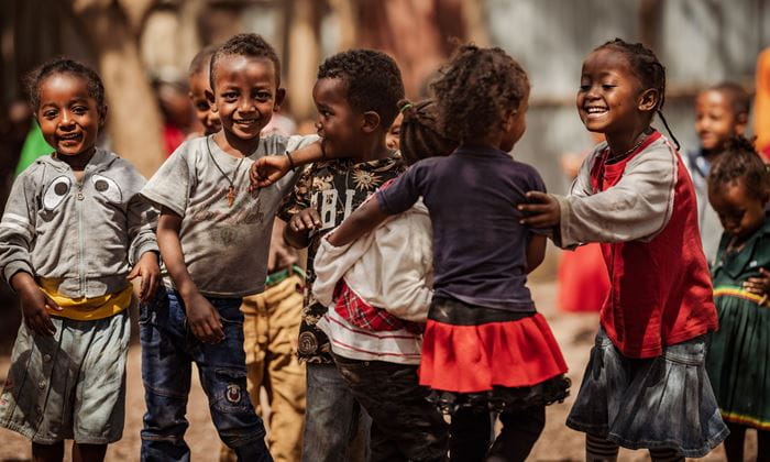 Äthiopische Kinder spielen und lachen. (Quelle: Jakob Studnar)